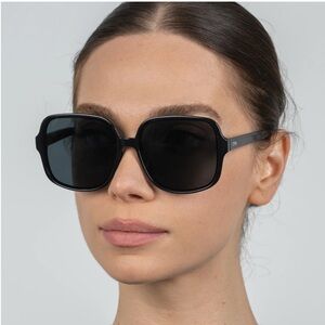 Otra Annie in black
Brand new